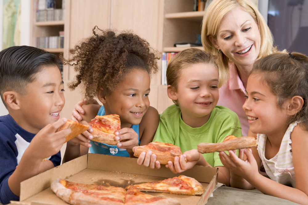 kids sharing pizza