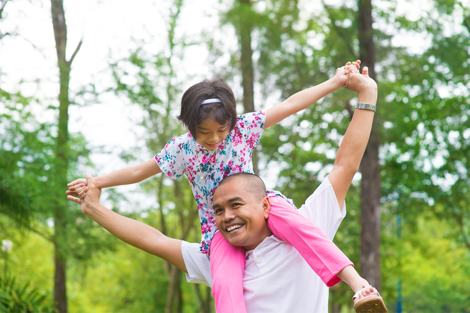 Dad with daughter on shoulders
