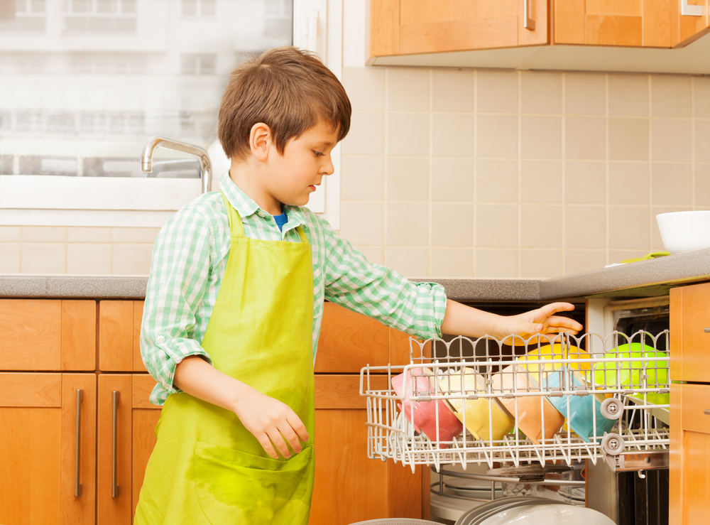Young kid doing dishes