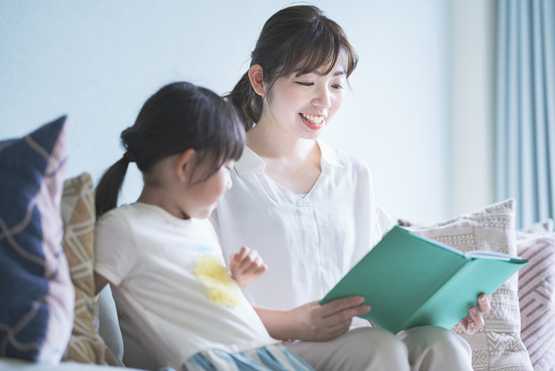 Mom using reading strategies with daughter 
